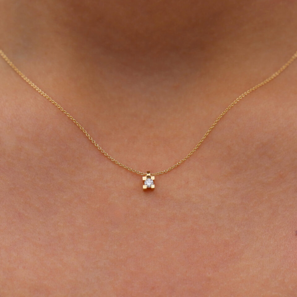 Kett ripatsiga "Püstine unistus"