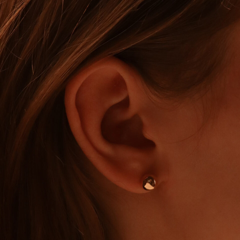 Kuldsed kõrvarõngad "Mullid" kõrvas