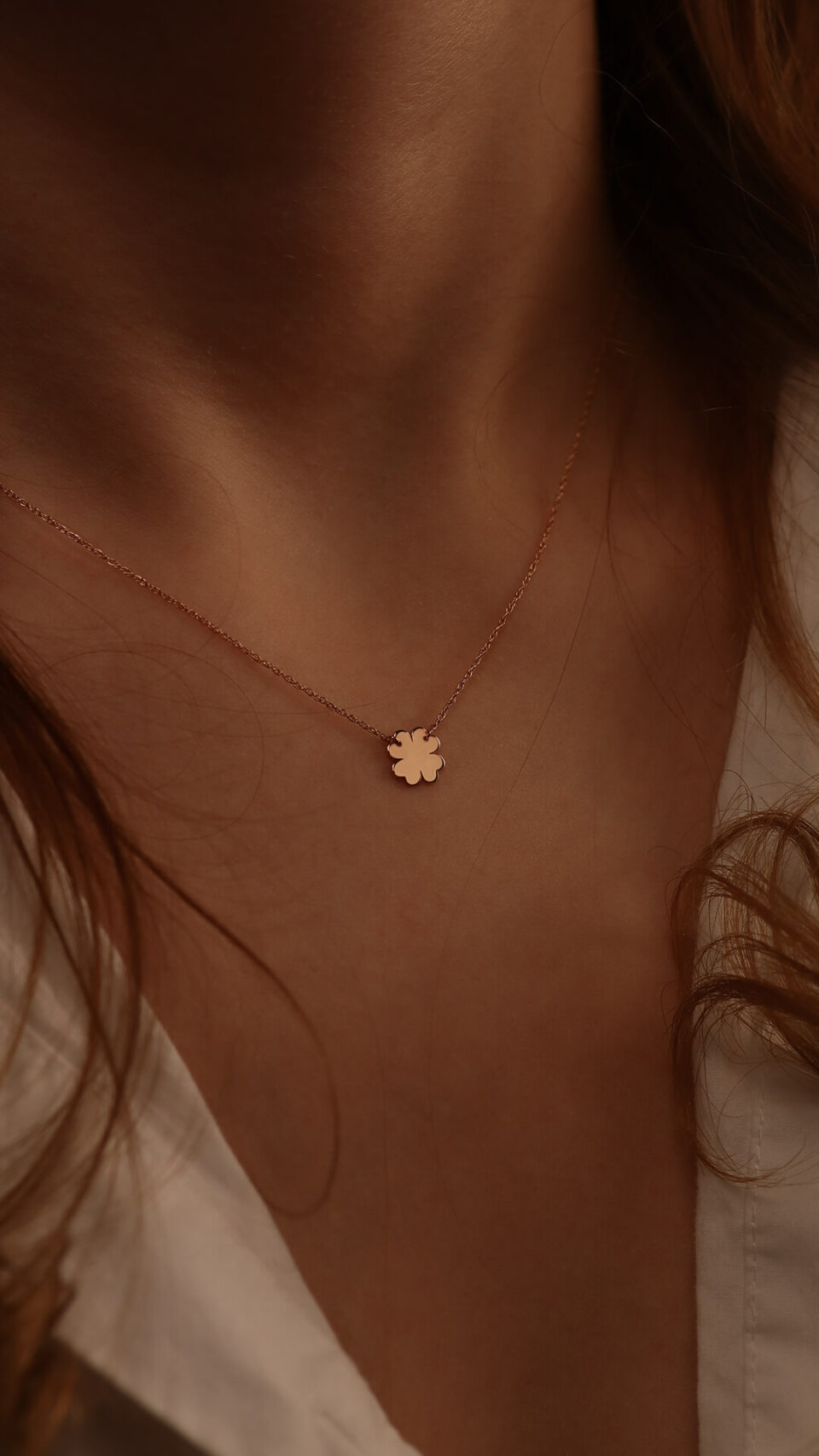 Kullakett ripatsiga kaelas "Õnnelik ristik"