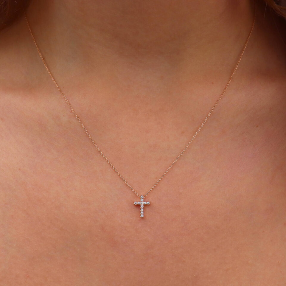 Kett ripatsiga "Rist teemantidega"