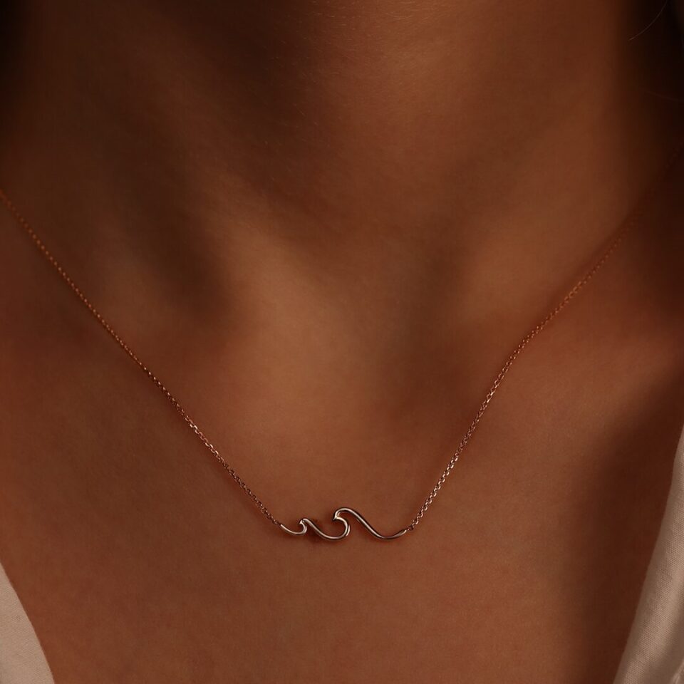 Золотая цепочка с волнообразной подвеской на шею