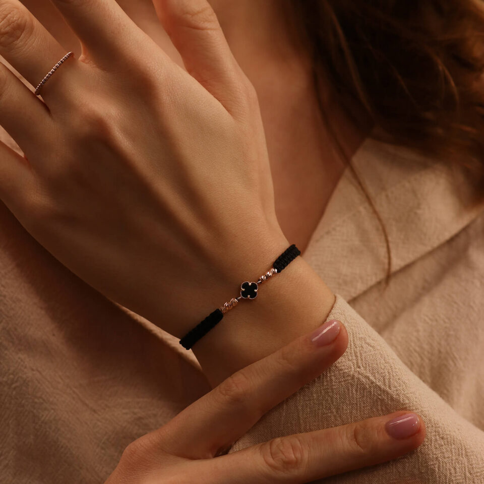 Niidist käevõru, väike 7mm ristikheinaga randmel