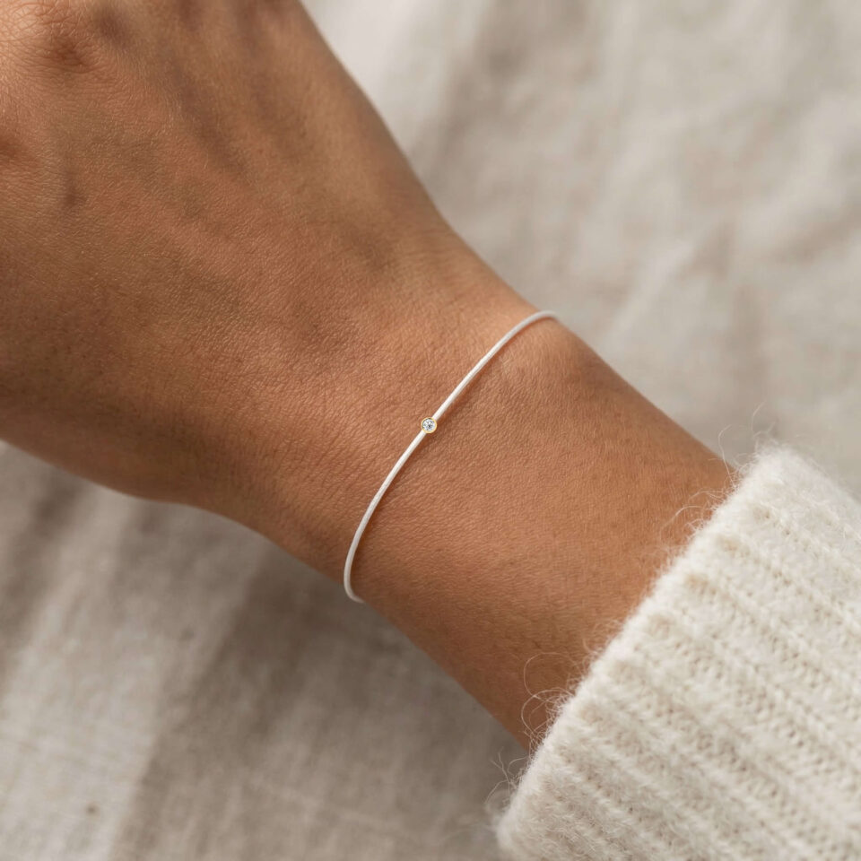 Valge niidiga käevõru teemantidega