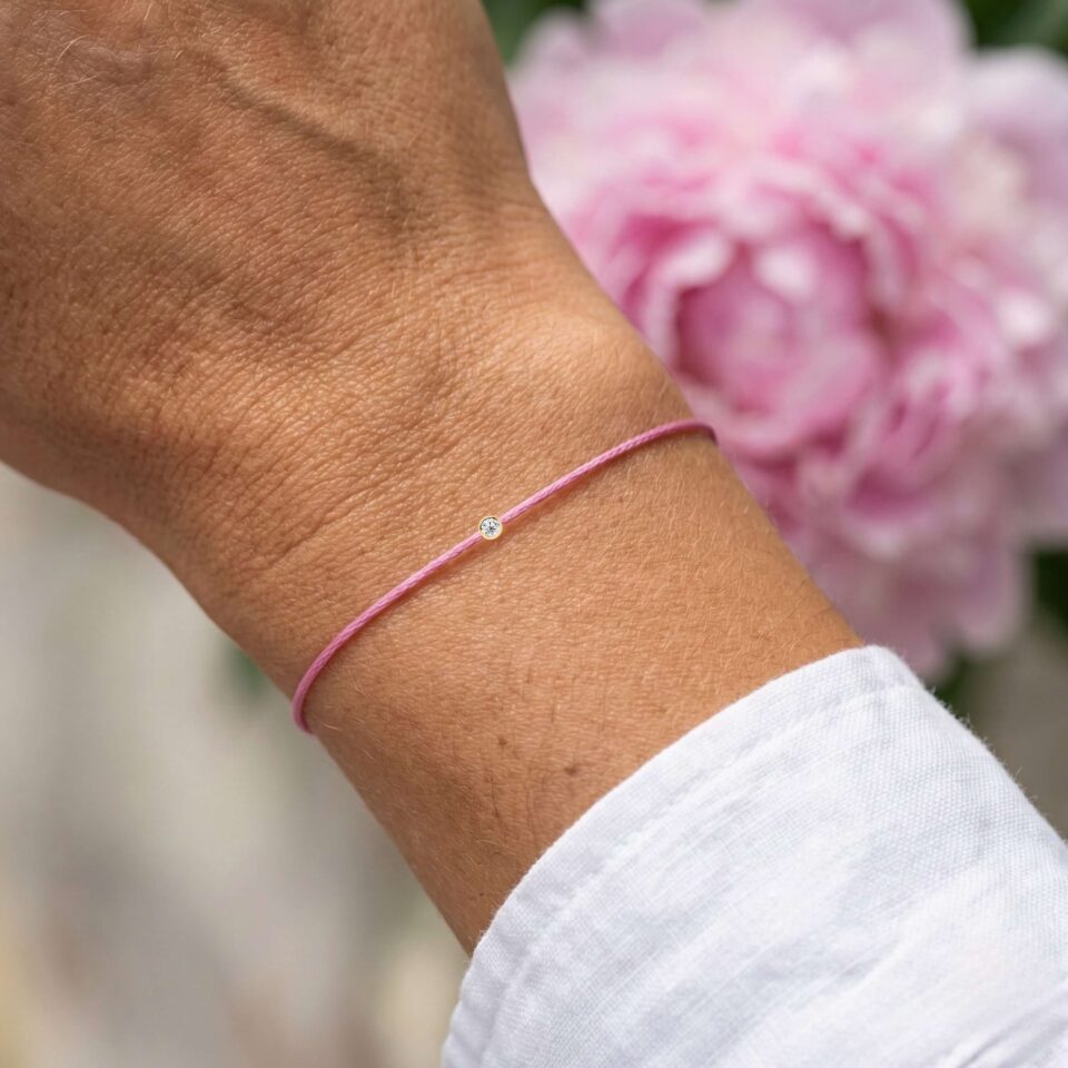 Браслет из розовых нитей с бриллиантом