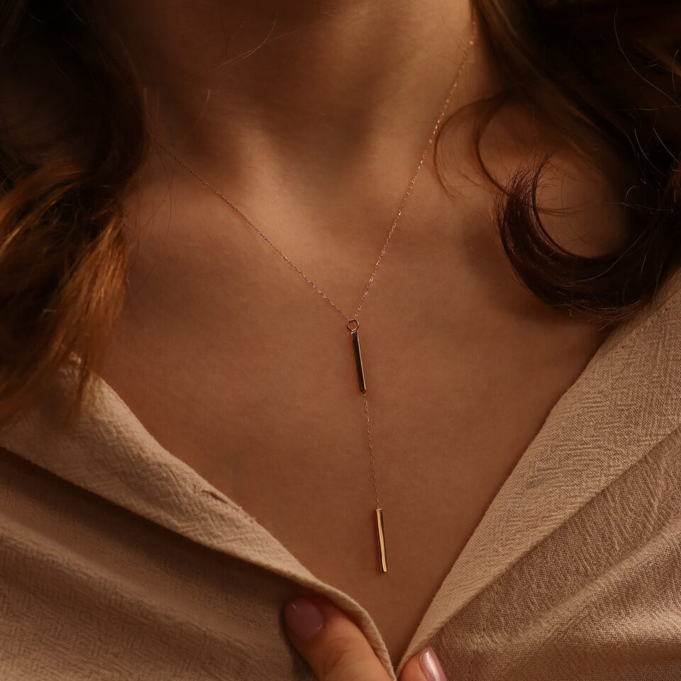 Złoty łańcuszek z zawieszką "Lariat Y" na szyi