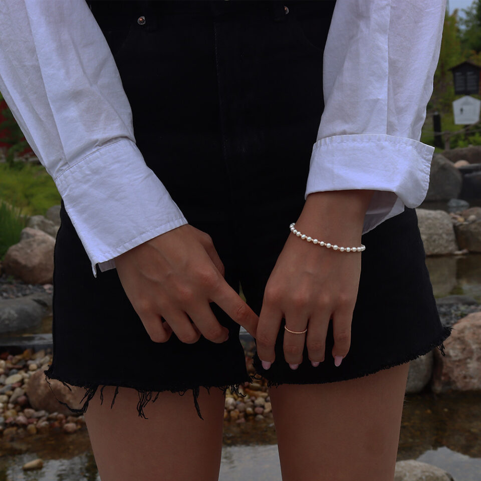 Жемчужный браслет на запястье