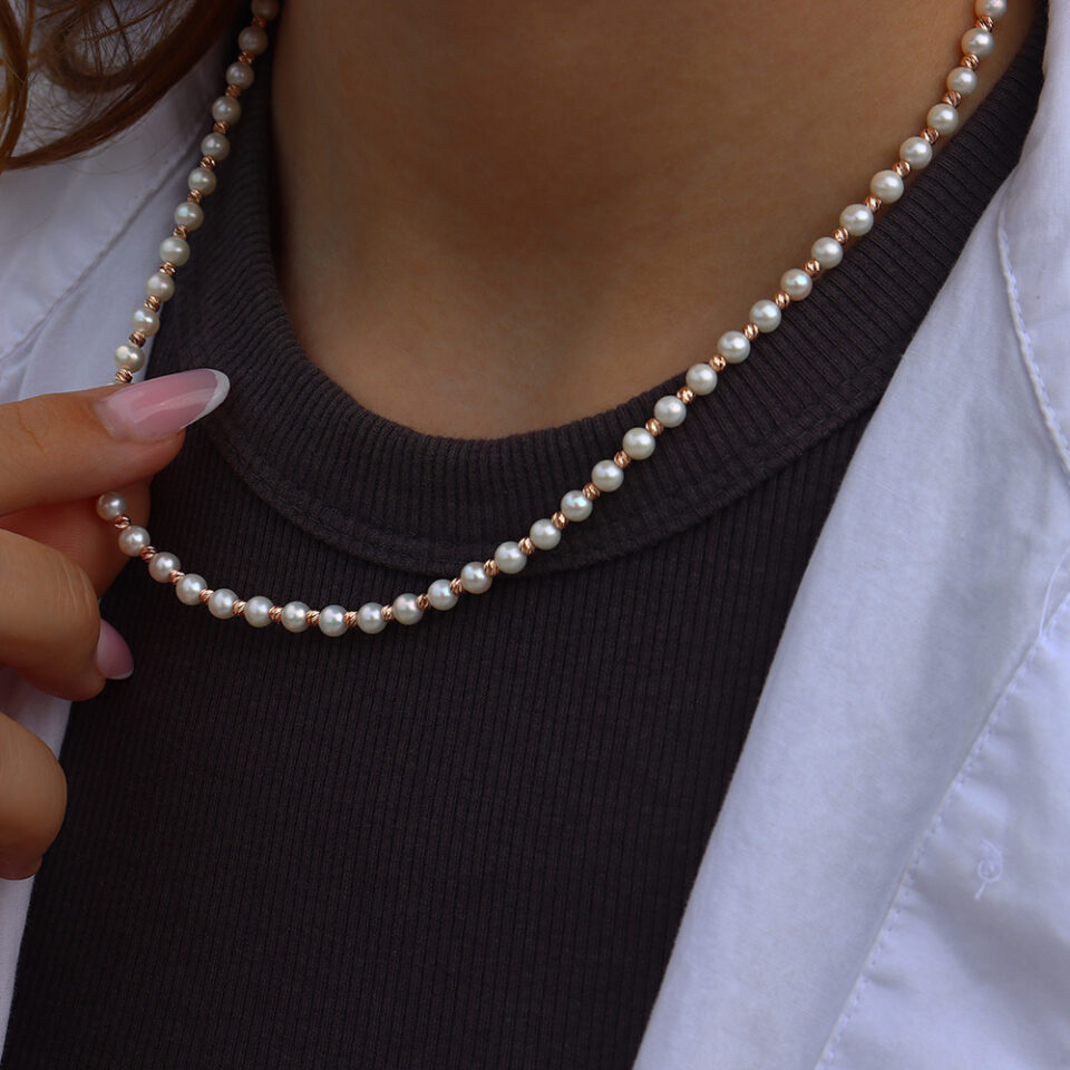 Kuldne pärlikee kaelas