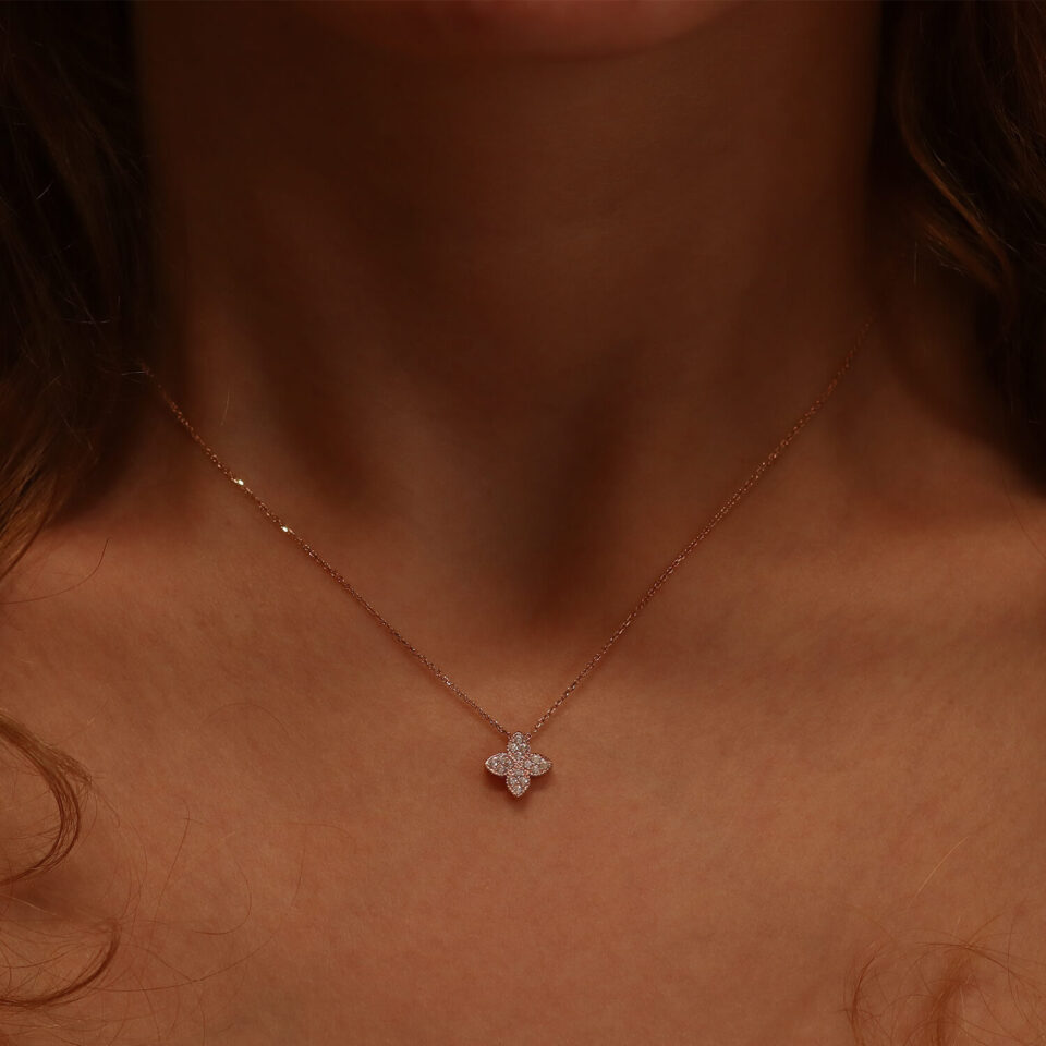 Kullakett ripatsiga "Ristike tsirkoonidega"