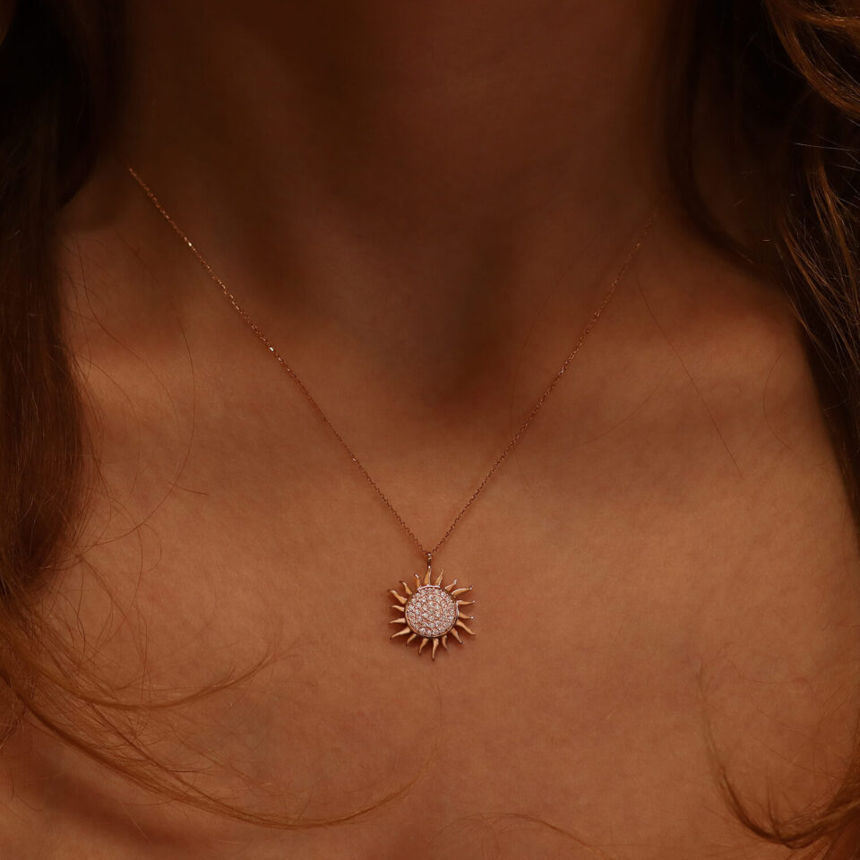 Kullakett ripatsiga "Päike"