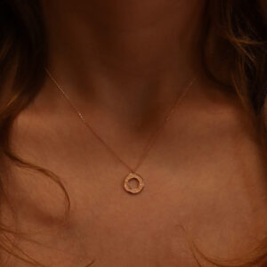 Auksinė grandinėlė su pakabuku "Love" ant kaklo