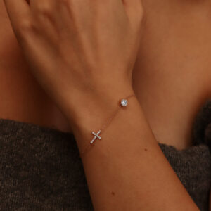 Kuldne käevõru "Rist tsirkooniga" käel