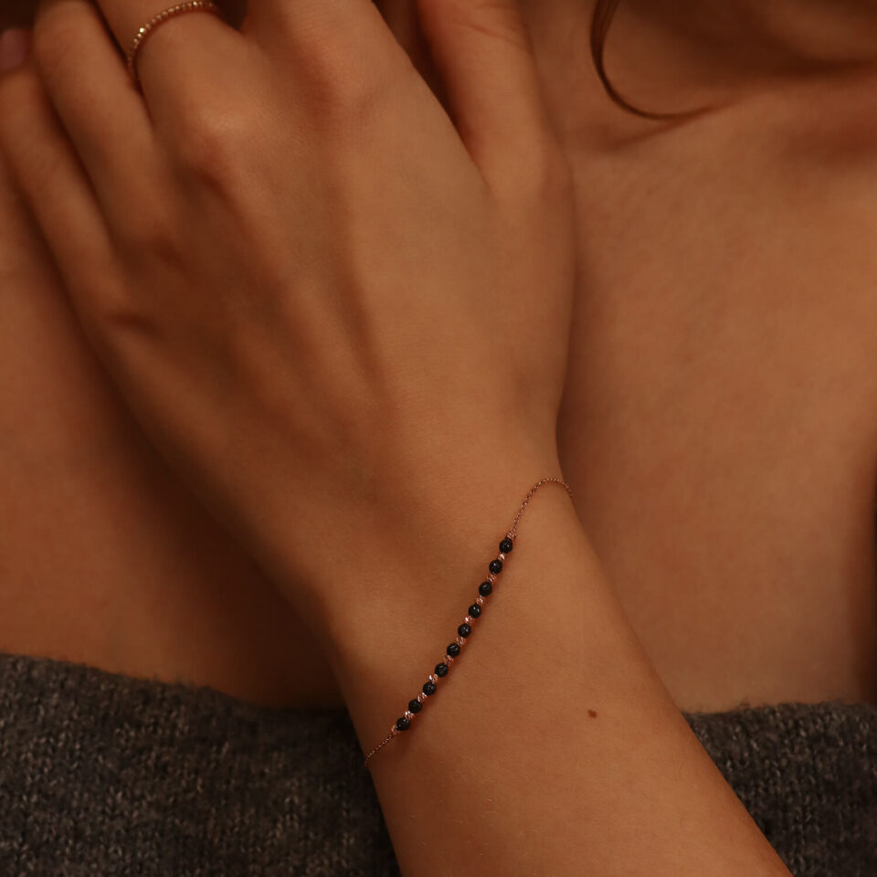 Bransoletka złota "Czarne koraliki"
