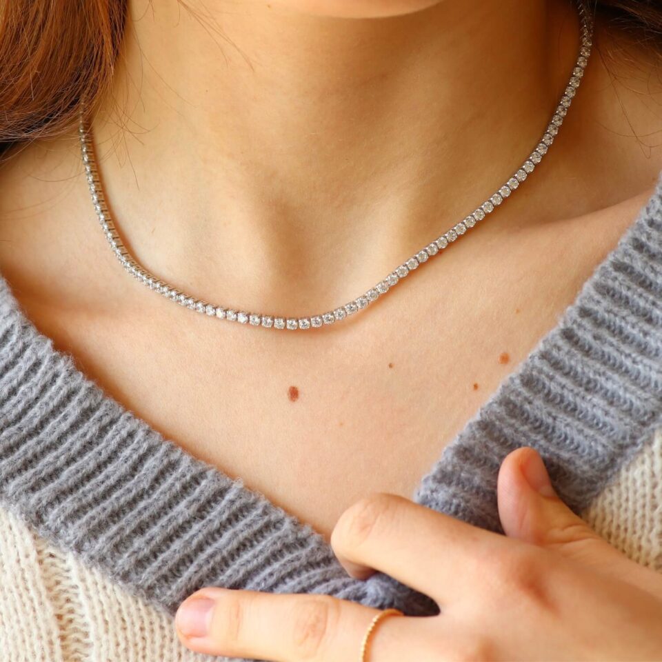 Złoty łańcuszek tenisowy z cyrkoniami na szyi