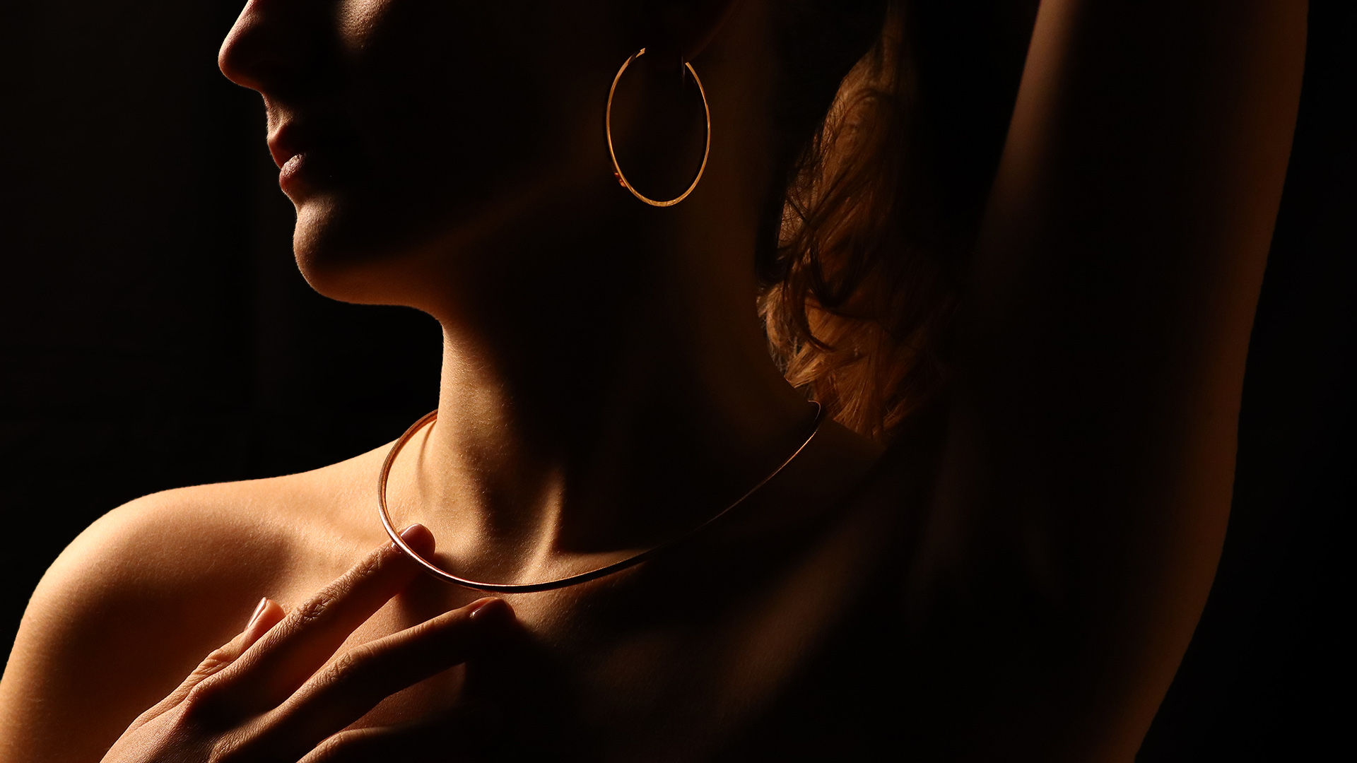 ARES Juvelyrika modelio nuotrauka su papuošalais juodame fone